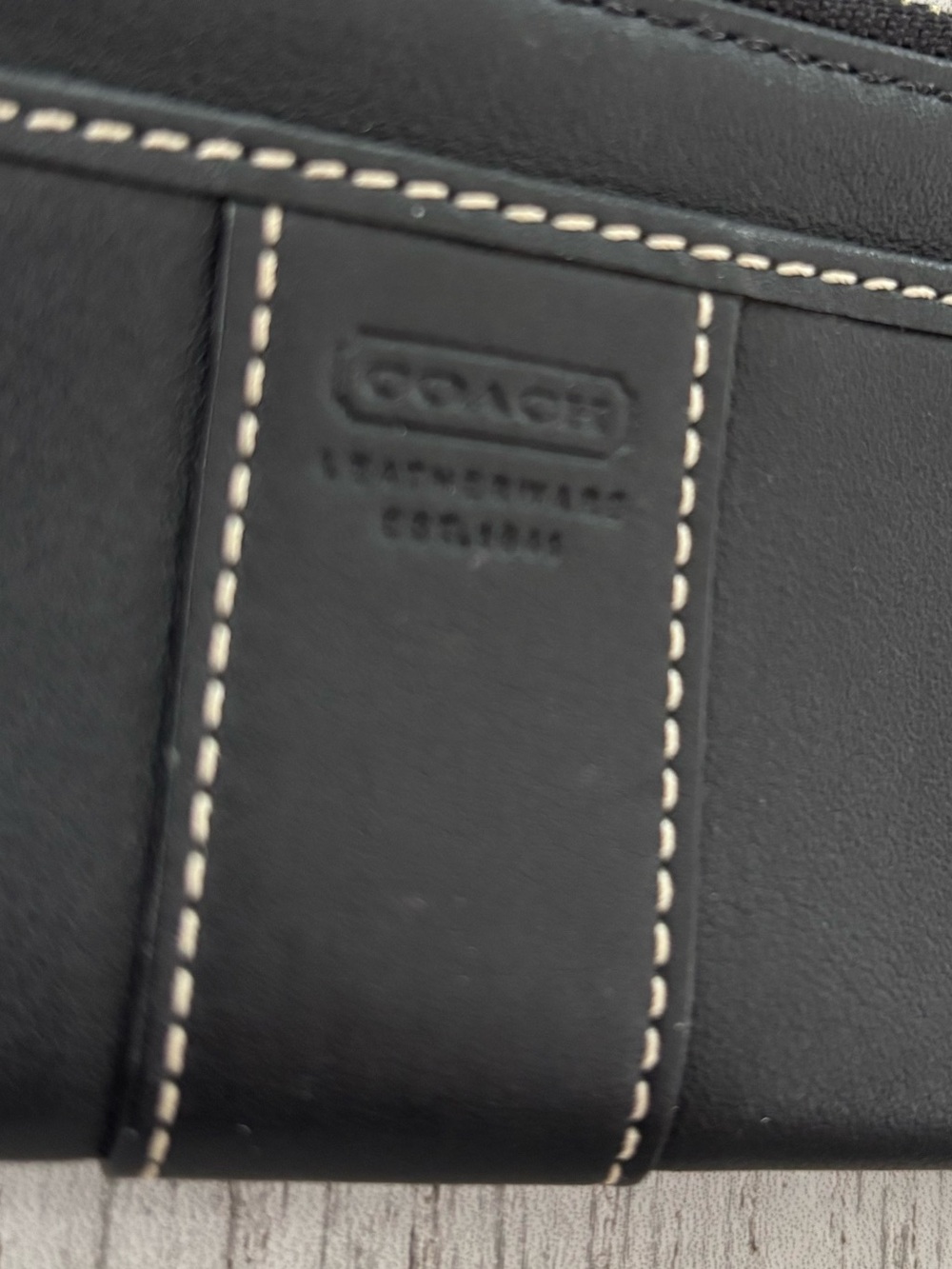 Coach coin purse in black leather with key ring. EUC. - Picture 2 of 11